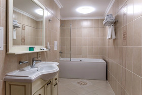 Alanda Hotel
