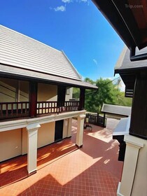 Opera Premier Hotel
