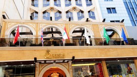Queen's Suite Hotel