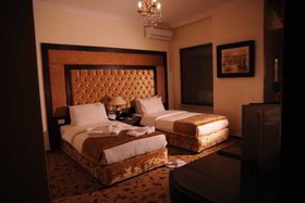 Queen's Suite Hotel