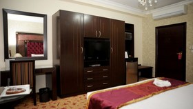 Queen's Suite Hotel