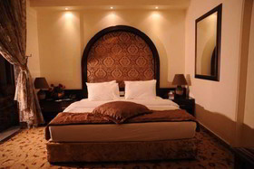 Queen's Suite Hotel