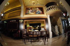 Queen's Suite Hotel