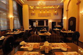 Queen's Suite Hotel