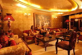 Queen's Suite Hotel