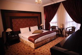 Queen's Suite Hotel