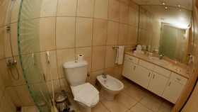 Queen's Suite Hotel