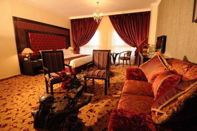 Queen's Suite Hotel