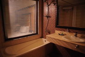 Queen's Suite Hotel