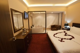 Queen's Land Hotel