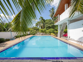 A4 Holiday Inn by Yoho