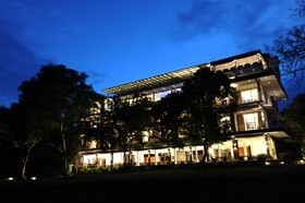 The Lake Forest Hotel
