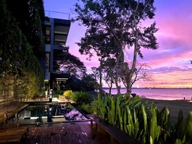 The Lake Forest Hotel