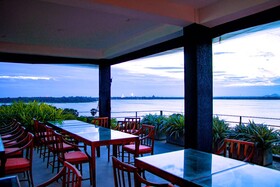 The Lake Forest Hotel