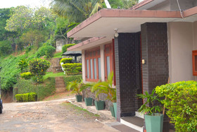 Ivy Banks Lake Round Hotel