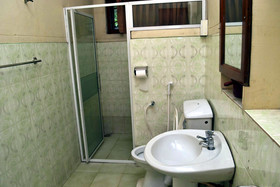 Ivy Banks Lake Round Hotel