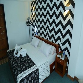 Redwood Inn