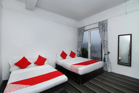 Royal Hotel by OYO Rooms