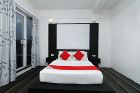 Royal Hotel by OYO Rooms