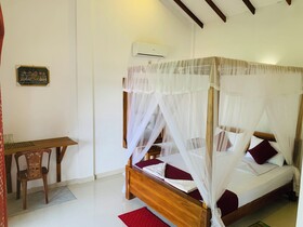 Green Hut Hotel & Restaurant