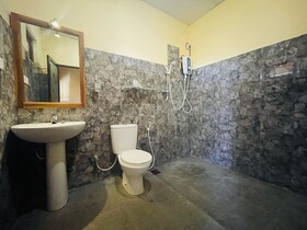 Green Hut Hotel & Restaurant