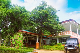 Green Hut Hotel & Restaurant
