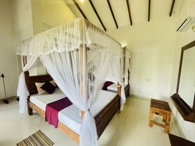 Green Hut Hotel & Restaurant