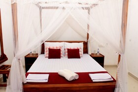 Green Hut Hotel & Restaurant