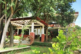 Green Hut Hotel & Restaurant