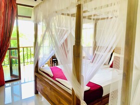 Green Hut Hotel & Restaurant