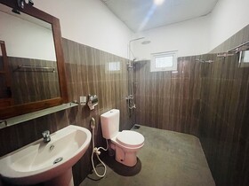 Green Hut Hotel & Restaurant