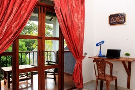 Green Hut Hotel & Restaurant