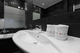 The Queen Luxury Serviced Apartments - Villa Fiorita Apartments