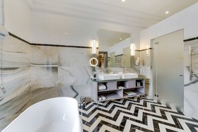 Grand Poet Hotel by Semarah