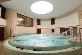 Amphitrite Palace Beach Hotel & Convention Centre