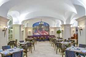 Amphitrite Palace Beach Hotel & Convention Centre