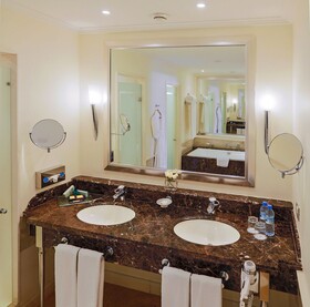 Amphitrite Palace Beach Hotel & Convention Centre