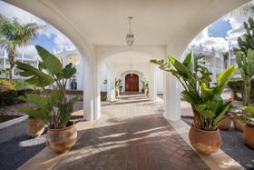 Amphitrite Palace Beach Hotel & Convention Centre