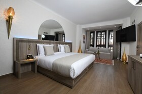 555 Hotel Clubbing Adults Only