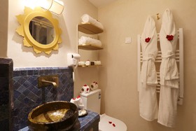 Riad Wazani Square & SPA