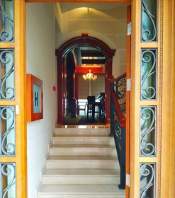 Ally Hotel