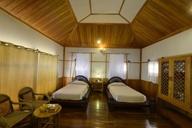 Shwe Inn Tha Floating Resort