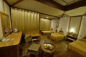 Shwe Inn Tha Floating Resort