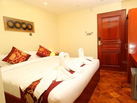 Diamonds Inn