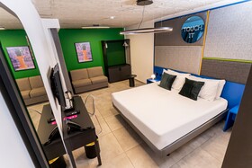 Ikyk Hotel