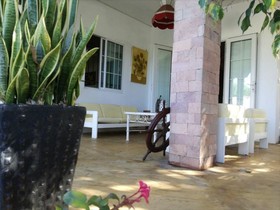 Bahama Breeze Beach Apartment B&B