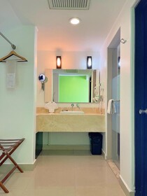 Seven Crown Express & Suites