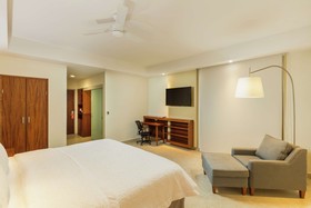 Hampton Inn & Suites by Hilton Los Cabos