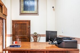 Capital O Hotel Villa Azura