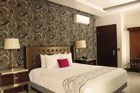 Hotel West Plaza